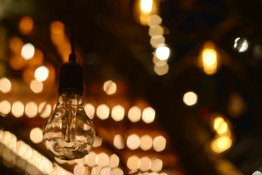 暗い空間に吊るされたガラスの電球